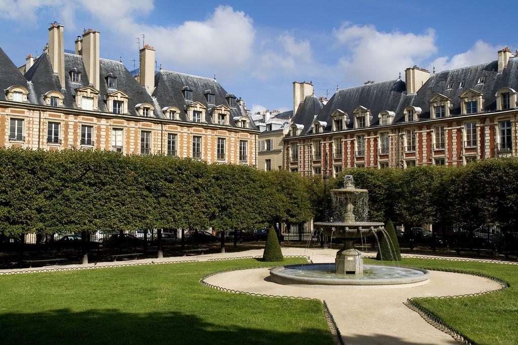 Le Pavillon De La Reine & Spa Paris Exterior photo